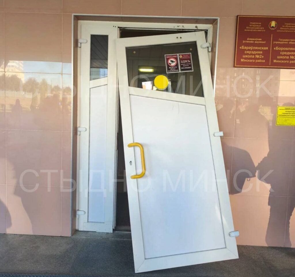 Школьники выступают против запрета на телефоны, ломая имущество школ? В Сети распространяют фейк