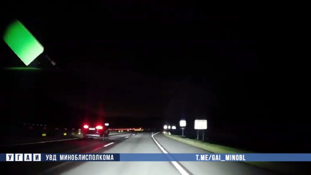 Под Минском автомобиль сбил пешехода: мужчина перебегал трассу ночью
