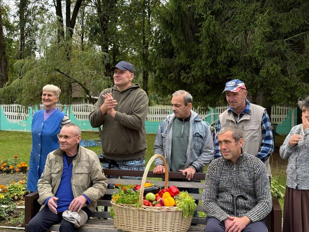 «Подарок с «Дожинок»: артисты привезли в Гаек не только песни, но и щедрый урожай