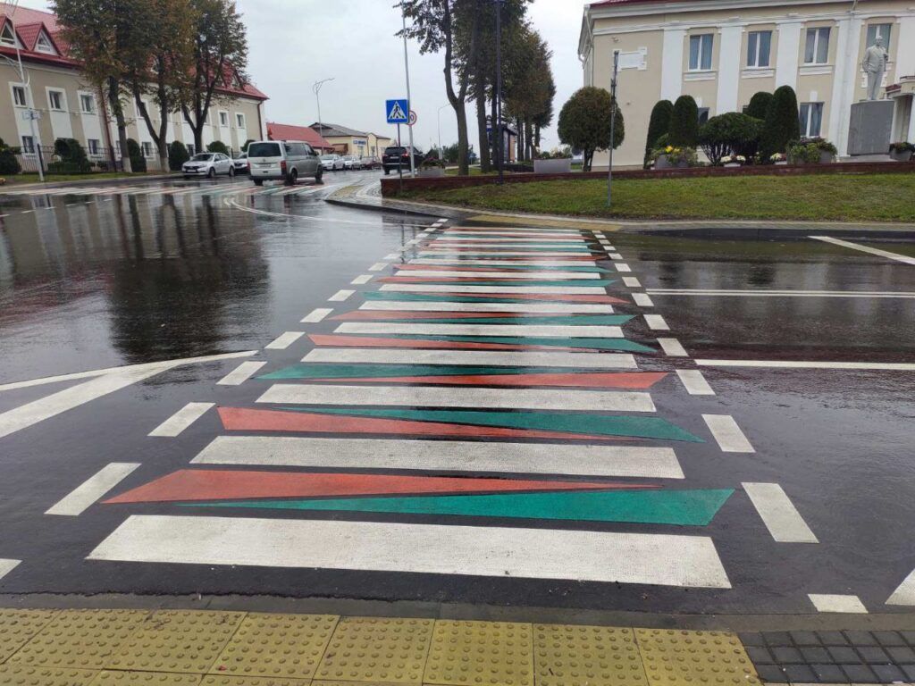 На дорогах Заславля появилась уникальная дорожная разметка