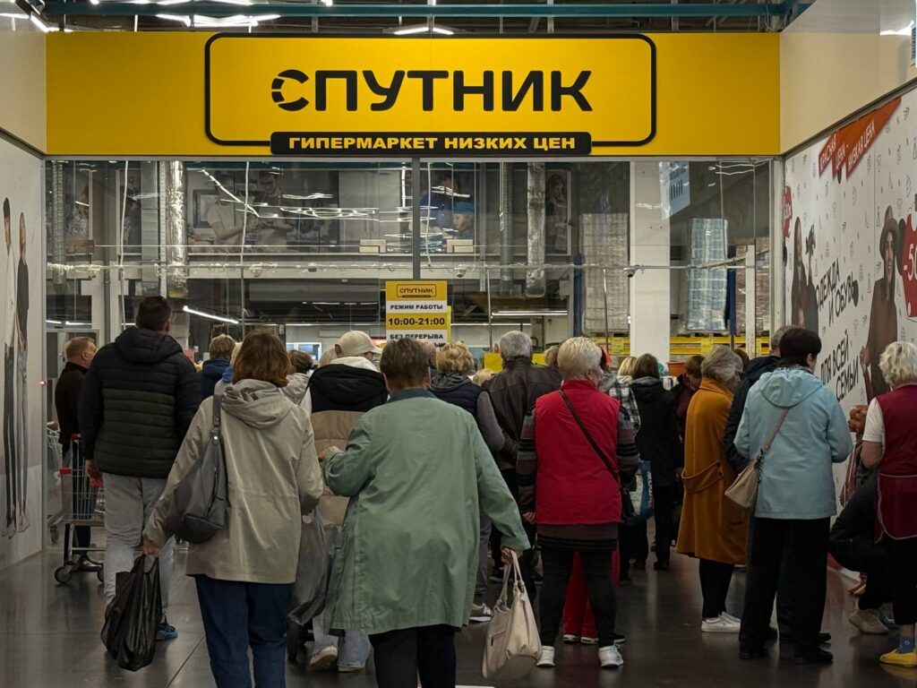 Цены как на складе: что продают в популярном гипермаркете под Минском