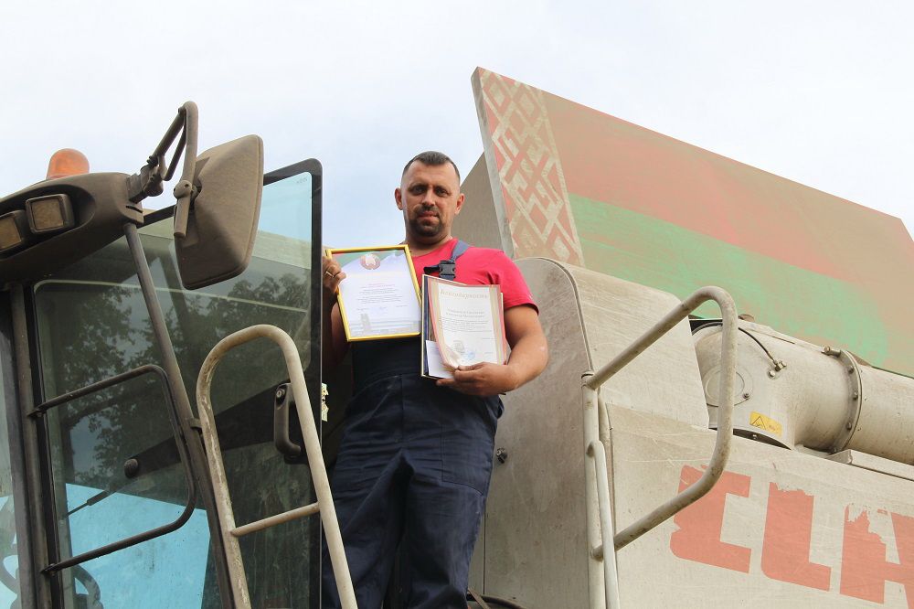 Без помощника и без поломок: комбайнер из Минского района намолотил более 4000 тонн зерна