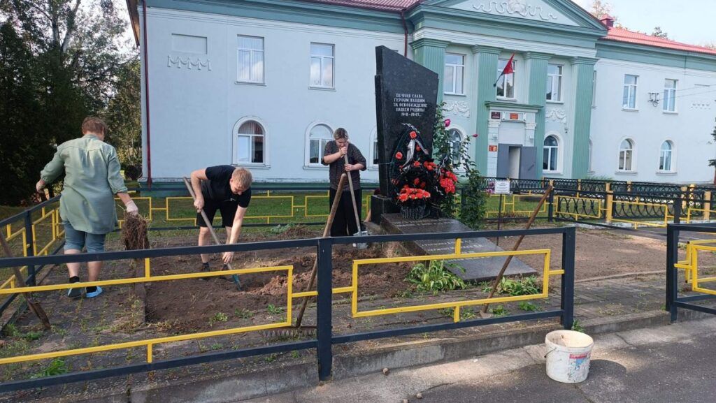 Порядок у места памяти: в Самохваловичах провели субботник