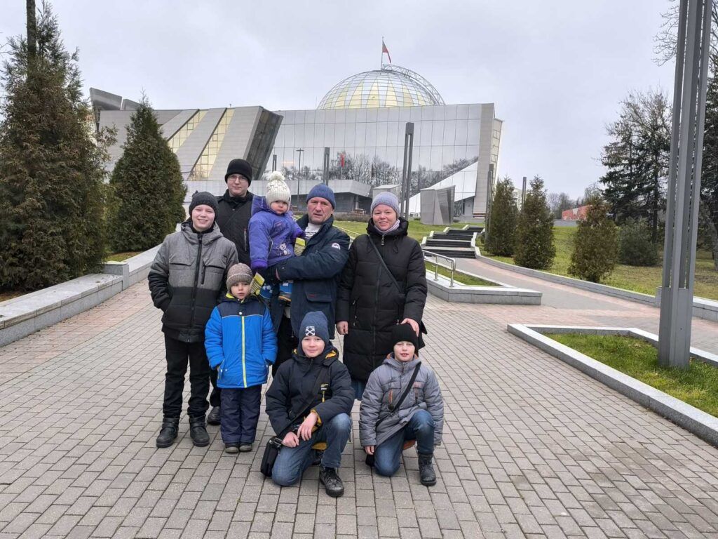 Познакомились с многодетной семьей из Семково, где растут шестеро мальчишек