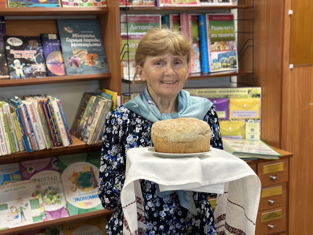 Познакомились с жительницей Шершунов, которая печет праздничные караваи для всех соседей