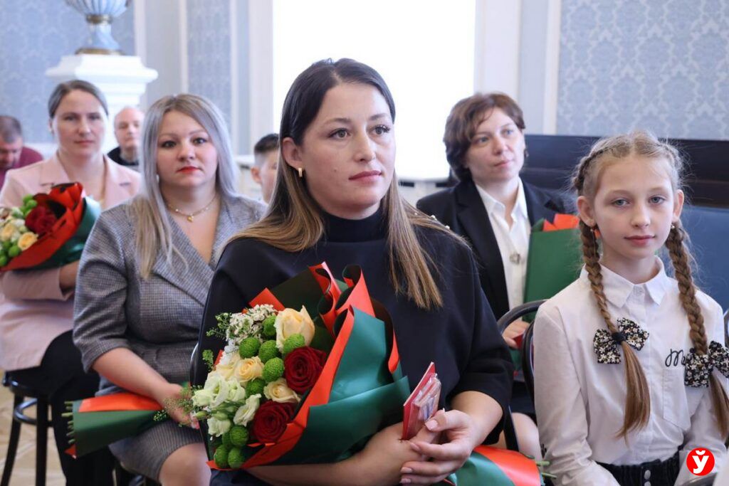 Многодетным матерям из Минского района вручили орден Матери