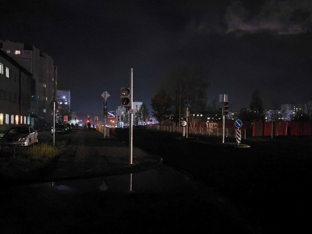 Узнали, почему в Боровлянах на улице 40 лет Победы пропадает освещение