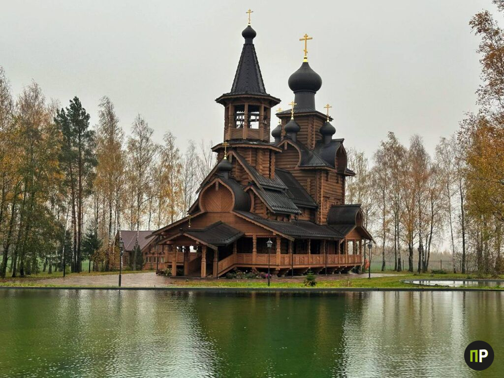 Рукописное небо и иконы надежды: как монахиня и белорусские мастера создавали храм-корабль в Нелидовичах