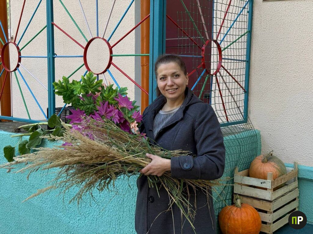 Отливает гипс и расписывает фигурки: как завхоз из Мачулищ превращает детсадовский двор в сказку
