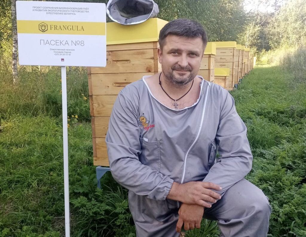 «Это занятие для фанатов»: пчеловод из Минского района рассказал, как продать 5 тонн меда