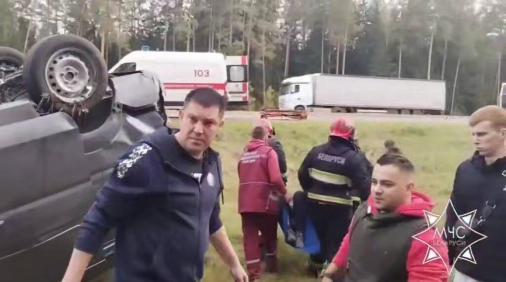 Спасатели Минского РОЧС помогли жертве ДТП в Червеньском районе