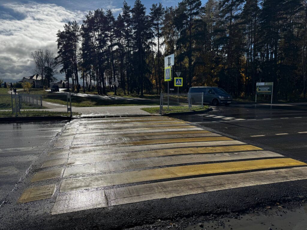 Возле пешеходных переходов в Лесковке подтапливает дорогу. Что будут делать