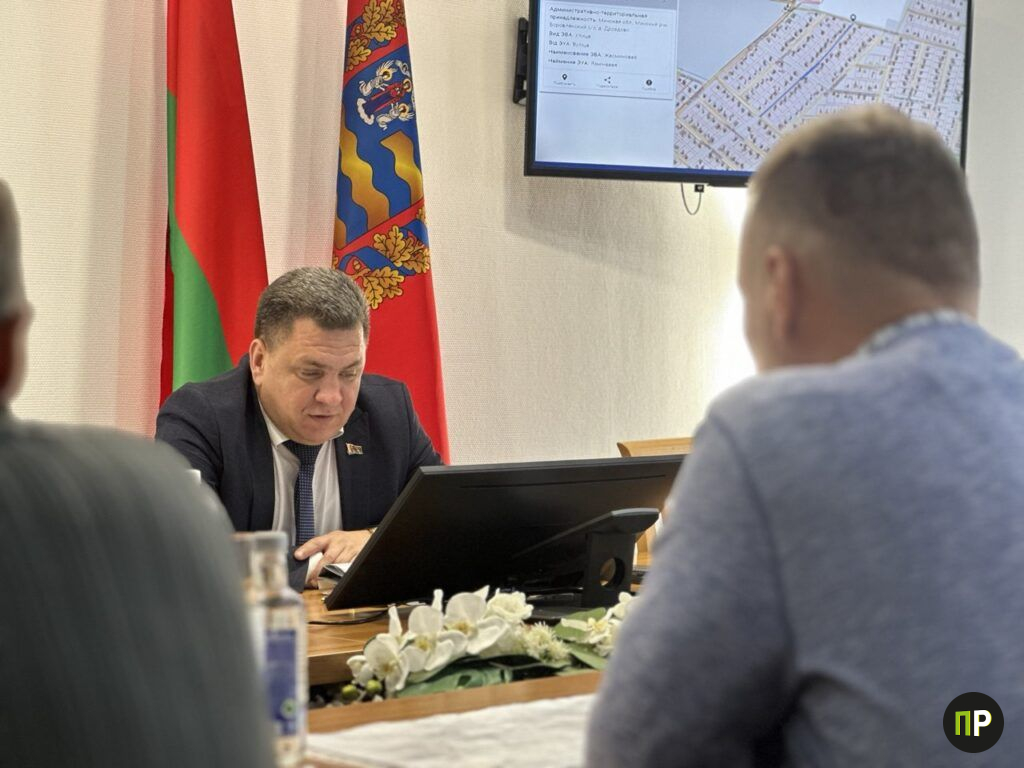 Жители Дроздово попросили главу района привести в порядок дорогу