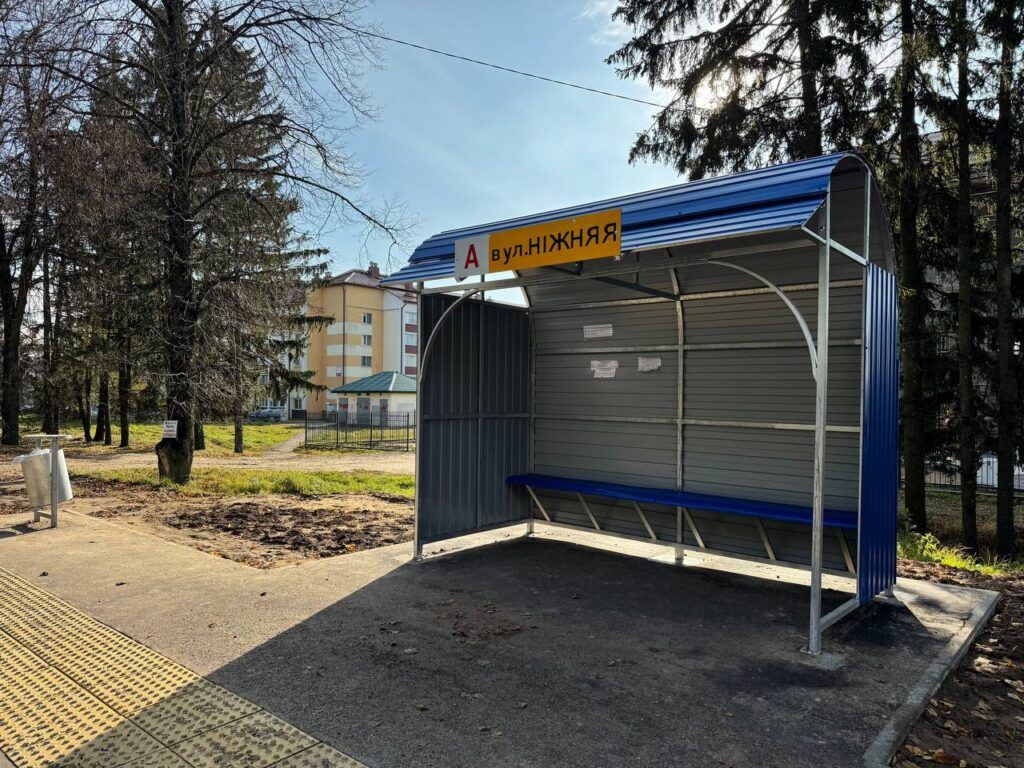 В Хатежино завершили монтаж новой остановки