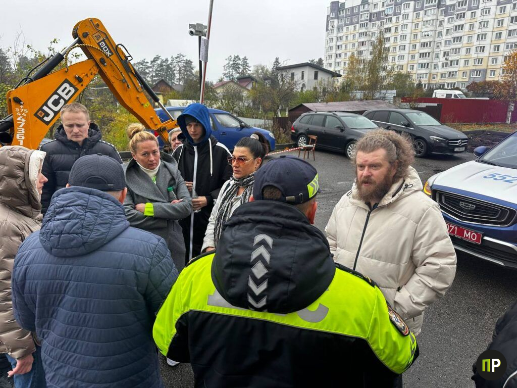 Демонтаж вместо диалога: в Боровлянах конфликт из-за парковки закончился у трактора