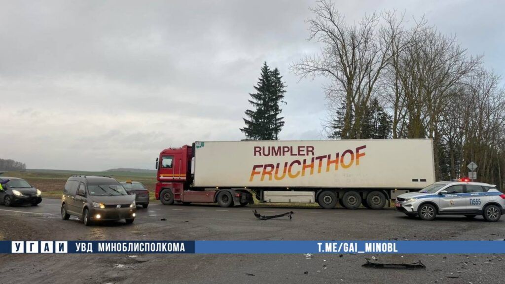 Три автомобиля столкнулись около Хатежино. Есть пострадавшие