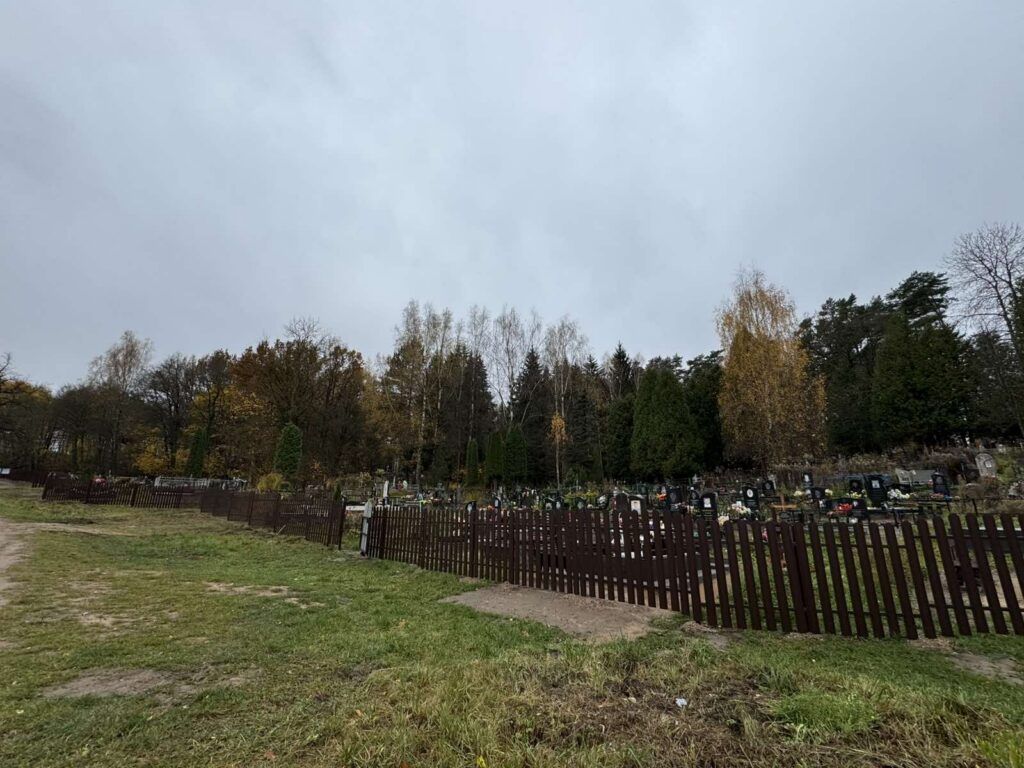 В Прилуках установили новое ограждение вокруг кладбища