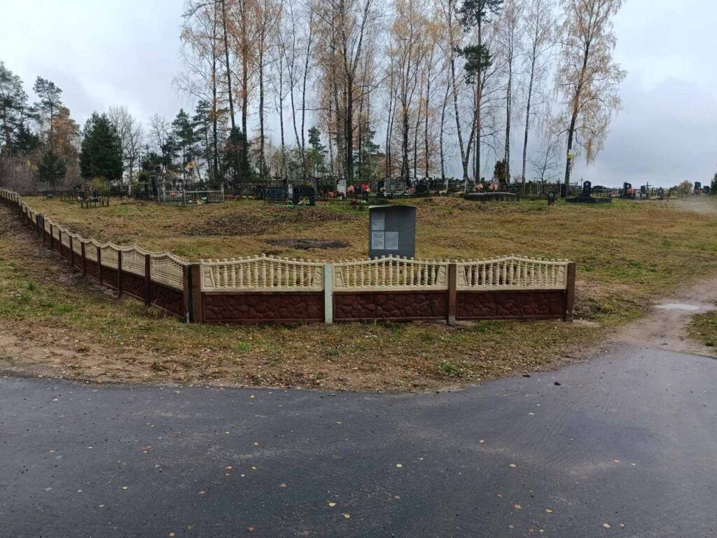 В Каралино обновили ограждение кладбища