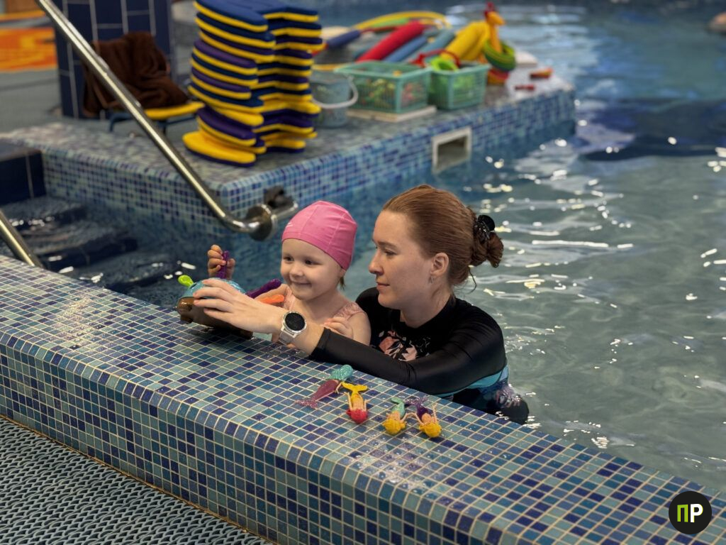 Посмотрели, какие занятия для детей предлагают в бассейне детсада в Лесковке