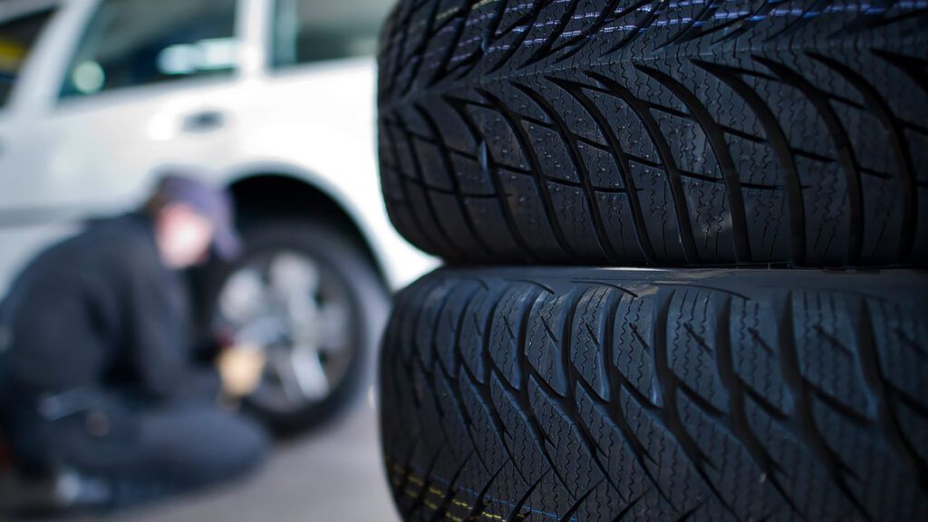 Почему летние шины необходимо сменить на зимние, рассказали в ГАИ