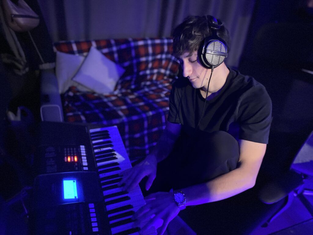 Превратить шум в бит: как стройка помогает жителю Крупицы создавать музыку для стадионов