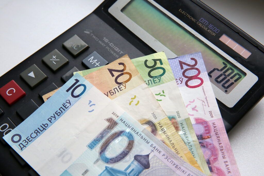 Где белорусы получают самые высокие зарплаты