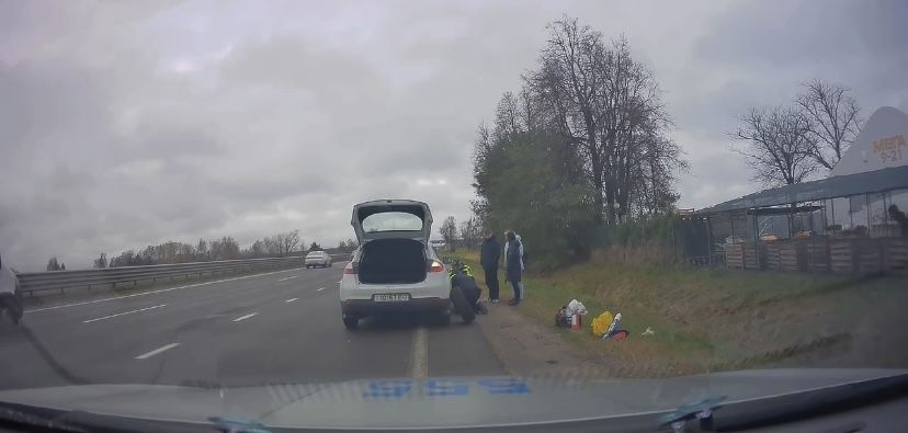 Как инспекторы ДПС Минского района помогли автоледи на трассе Р-23