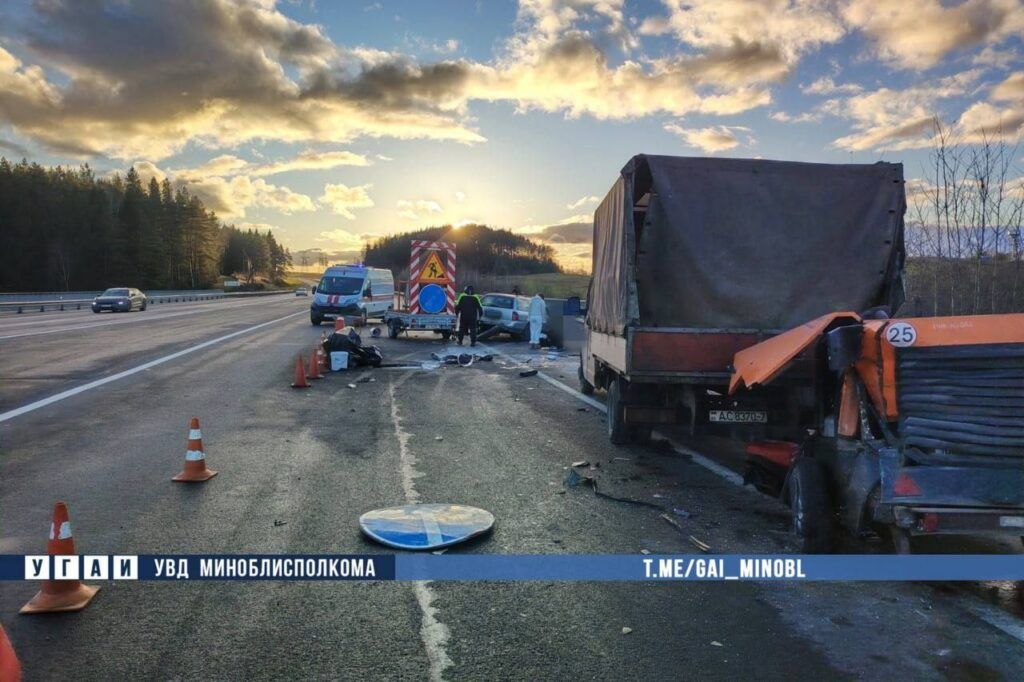 На автодороге М-3 житель Минского района врезался в автомобиль дорожников и сбил рабочих