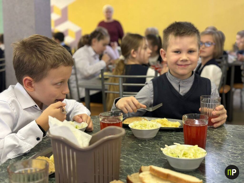 Устроили рейд по школьным столовым Минского района: что любят и что не едят дети
