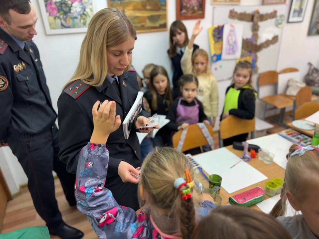 Светоотражатели и викторины: как школьникам Заславля напомнили о безопасности