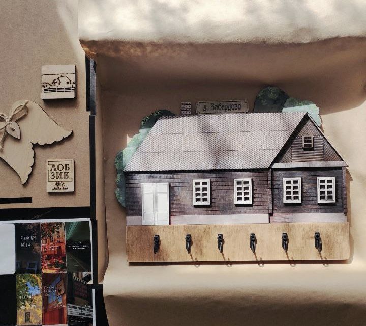 Жительница Луговой Слободы работает лобзиком и создает уникальные ключницы