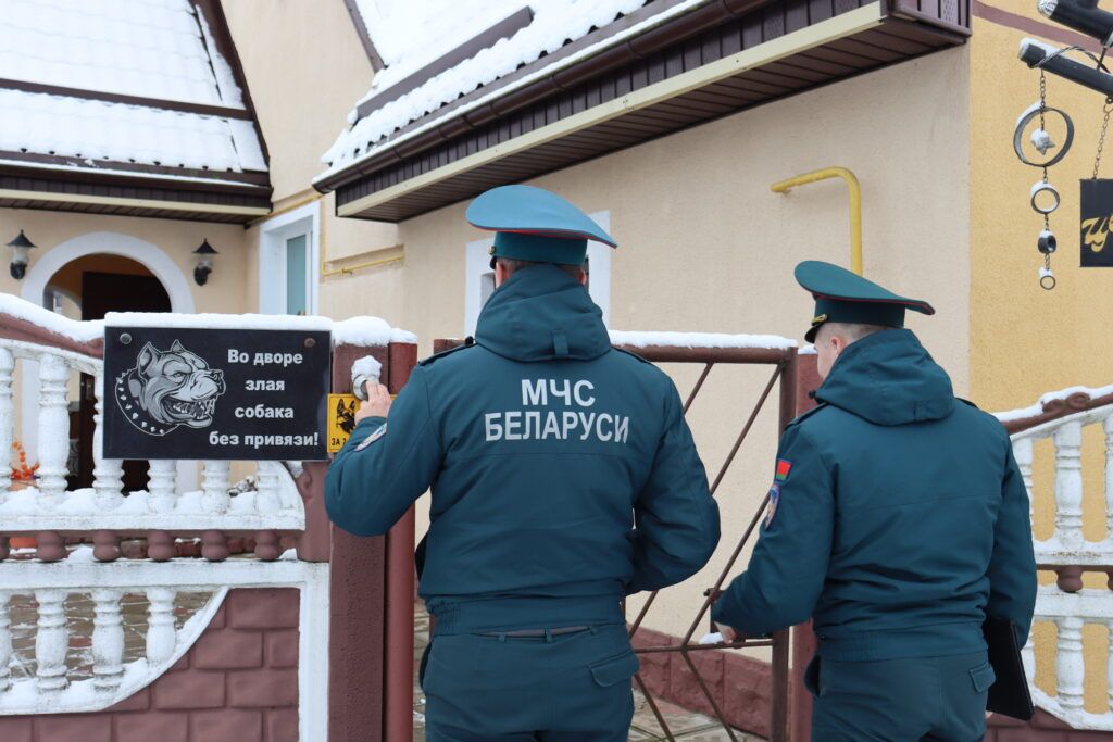 В домах жителей Минского района проверяют наличие АПИ