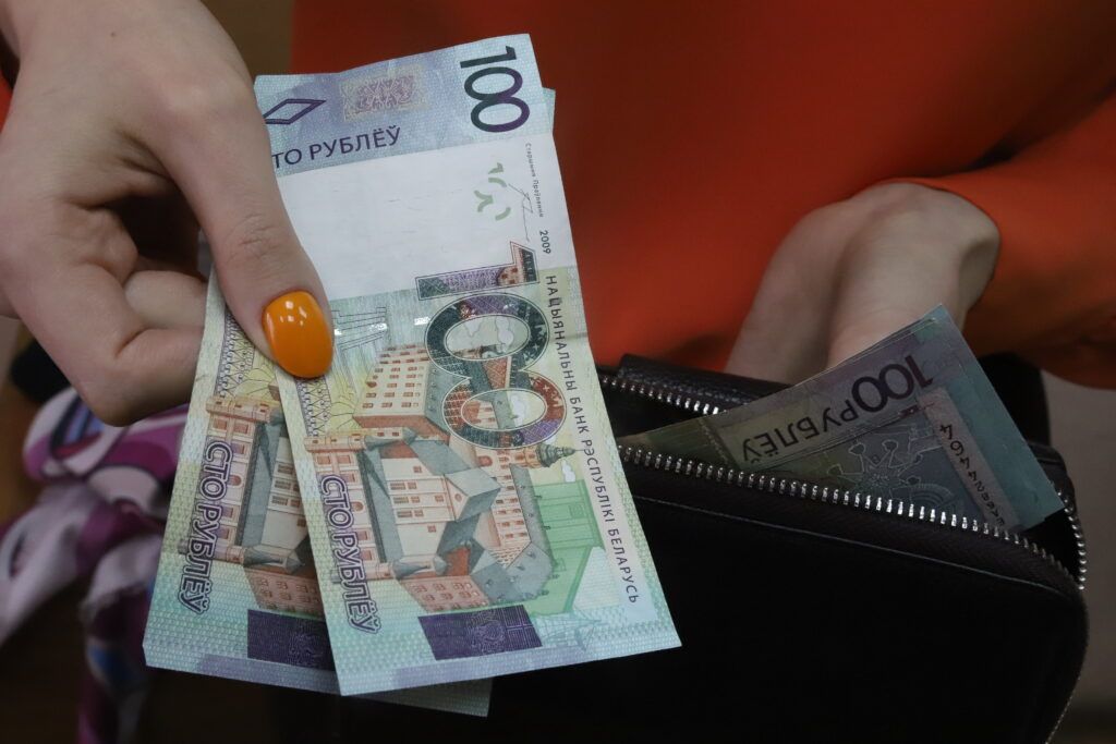 Каким бюджетникам поднимут зарплаты в 2025 году