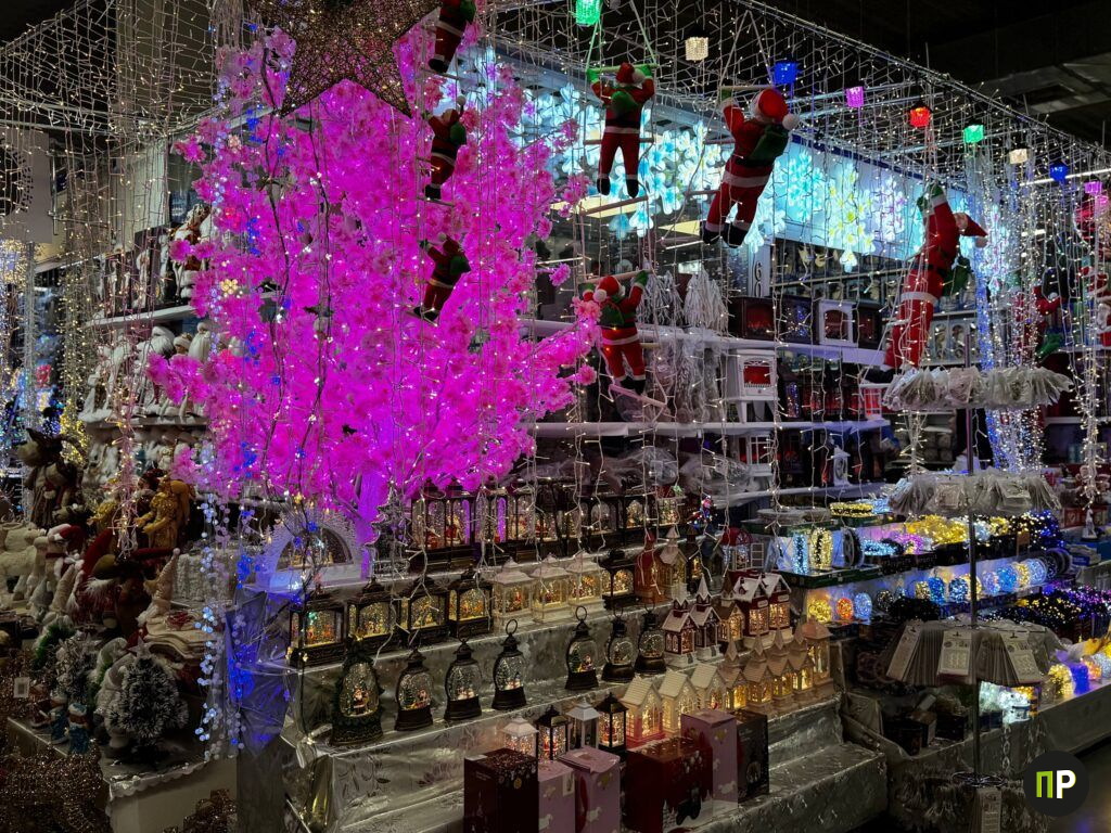 Где купить новогодний декор в 2,5 раза дешевле, чем на маркетплейсах? Заглянули на рынок «Экспобел»