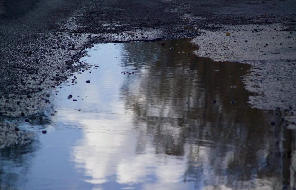 Заславчанка пожаловалась на постоянное подтопление пешеходной дорожки в городе