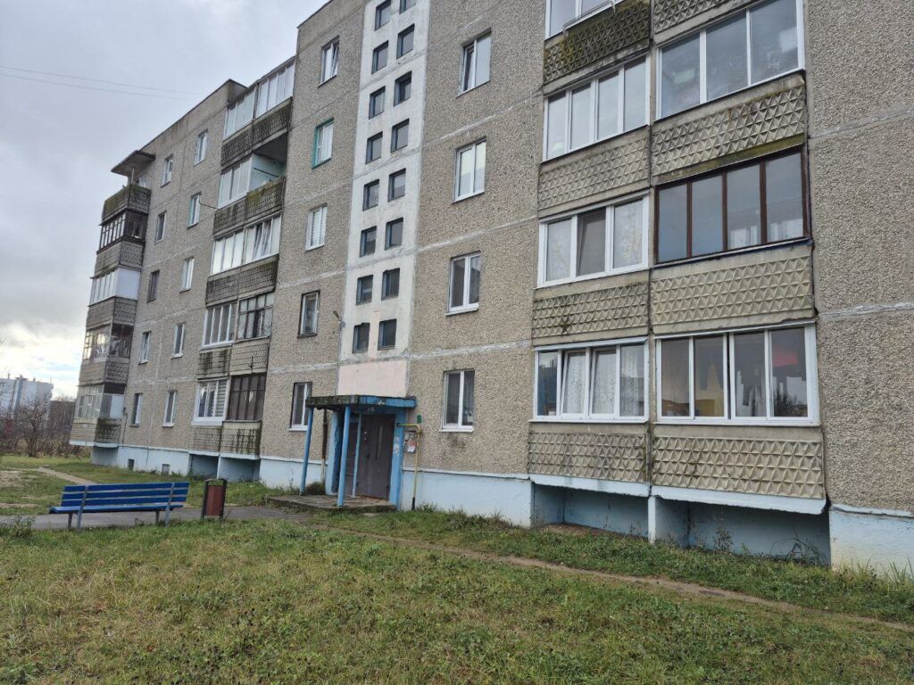 Жильцы дома в Михановичах установили камеру наблюдения, чтобы бороться с «баром» под окнами