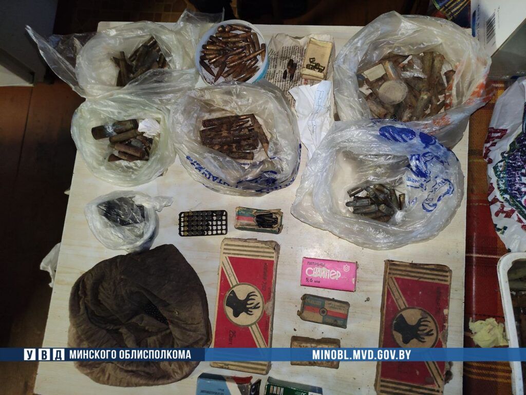 В Минском районе женщина при уборке нашла ружья и более 1,5 тысяч патронов