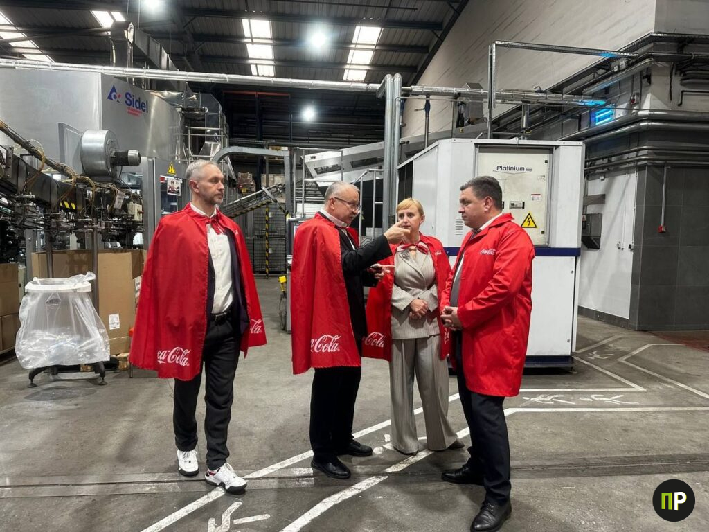 Денис Колесень ознакомился с работой производства Coca‑Cola в Минском районе