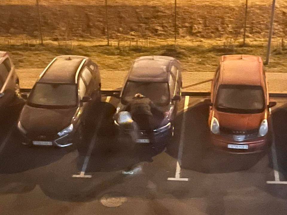 Два парня прыгали ночью по машинам в Боровлянах. Милиция нашла виновных