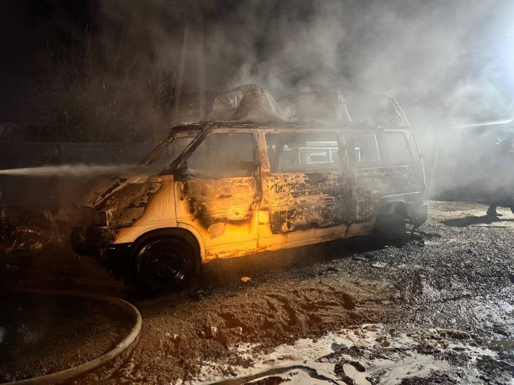 Микроавтобус горел в Острошицком Городке