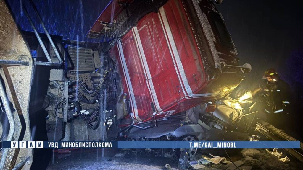 Водитель Peugeot погиб в лобовом ДТП с фурой на трассе М-3 под Минском