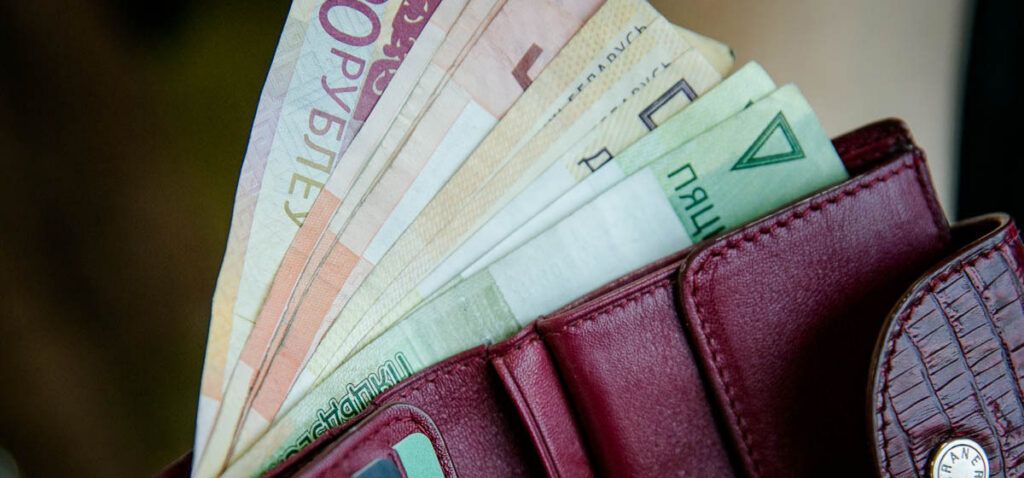 У жительницы Минского района украли 90 тысяч рублей  