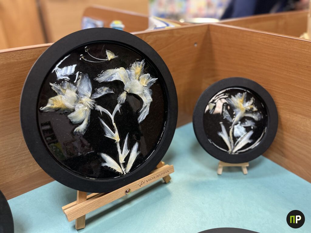 Как жительница Гатово создает картины из костей и чешуи