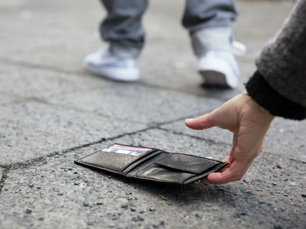 Мужчина похитил деньги из найденного в Колодищах кошелька — его задержали