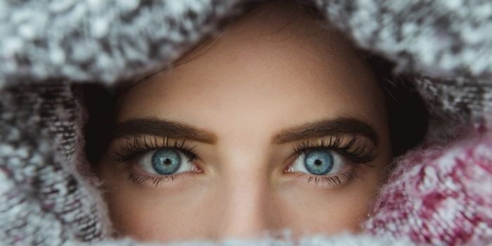 Могут ли контактные линзы примёрзнуть к глазу зимой? Отвечает офтальмолог