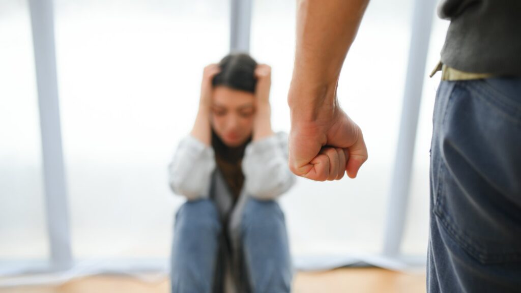 Рассказываем, куда обращаться жертвам домашнего насилия в Минском районе