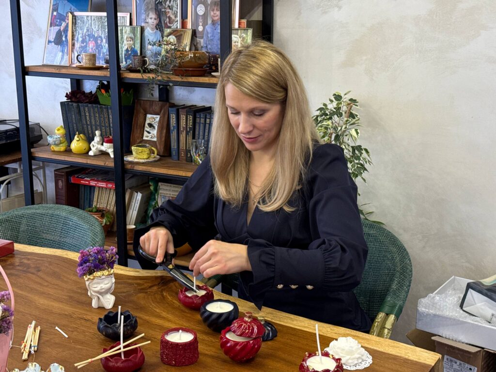 Как медик из Хатежино создаёт букеты из мыла и воска в домашней мастерской