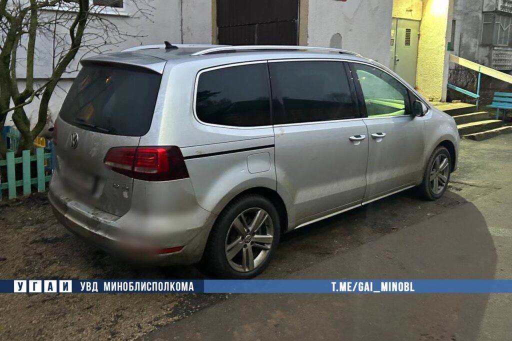 Volkswagen при движении задним ходом сбил пенсионерку в Мачулищах. Она в реанимации