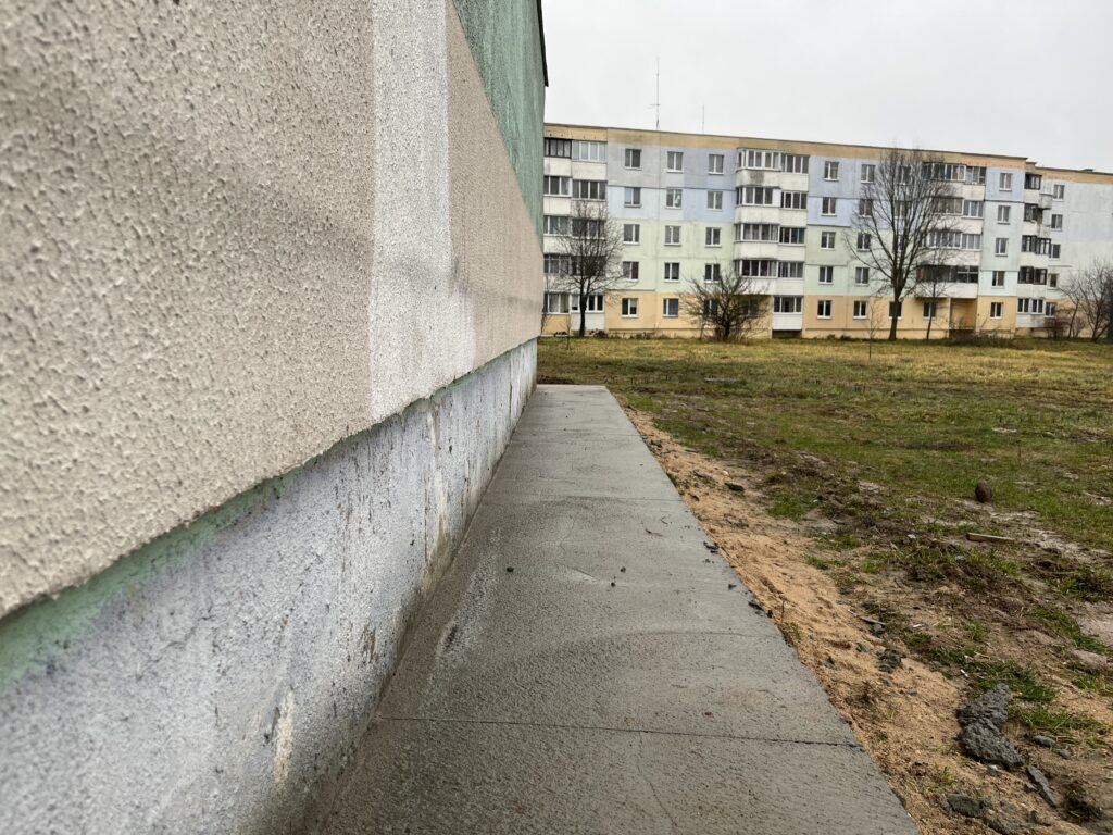 В Гатово благоустраивают дворовые территории