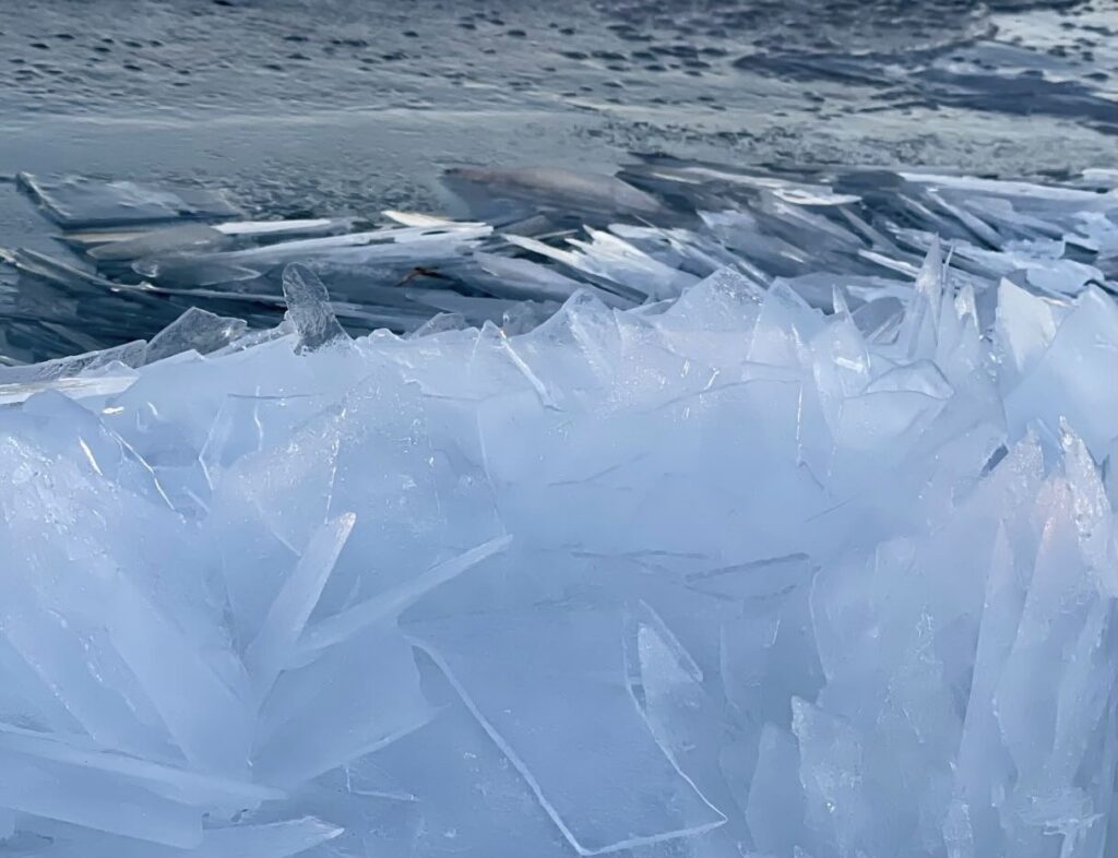 Что за ледяные глыбы выросли на Минском море